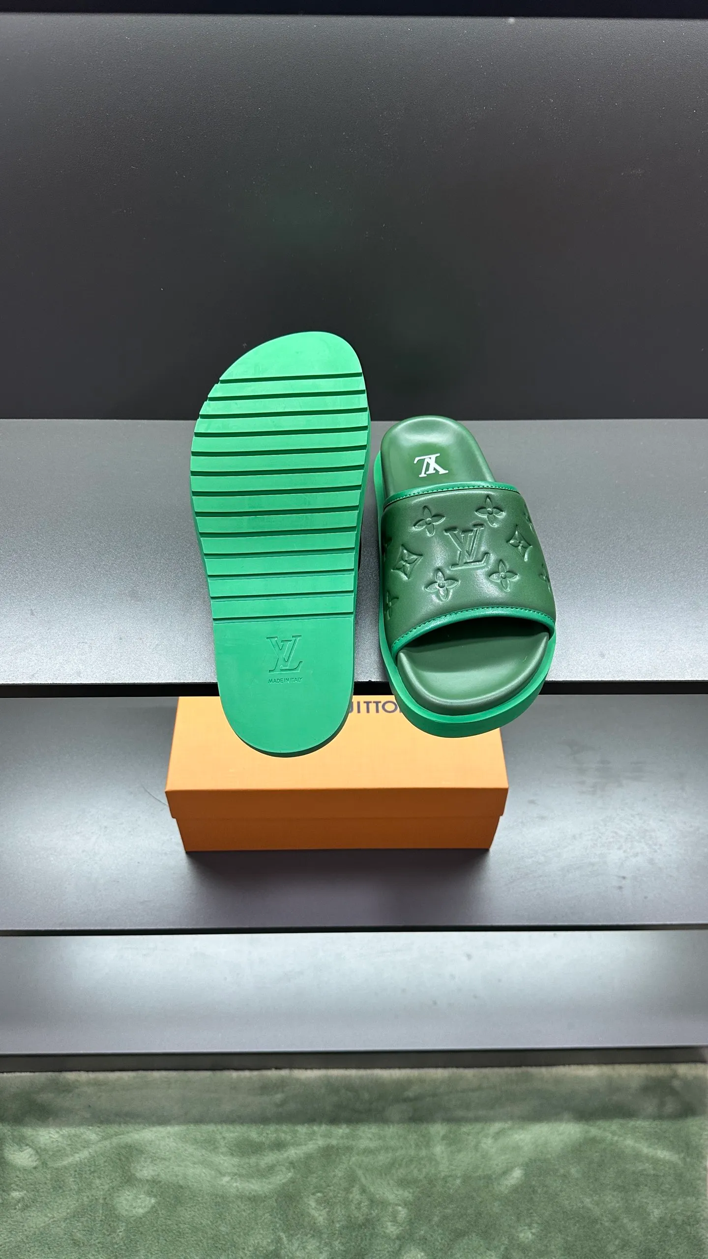 [L Home] P: 300💰Size: 38-45 Top purchasing lv men's summer slippers, classic presbyopia with soft real leather lining, unique color splicing effect, distinctive personality, fashionable and trendy essential style, light and comfortable. Lightweight and tough rubber insole, micro ridged foam outsole, super comfortable!